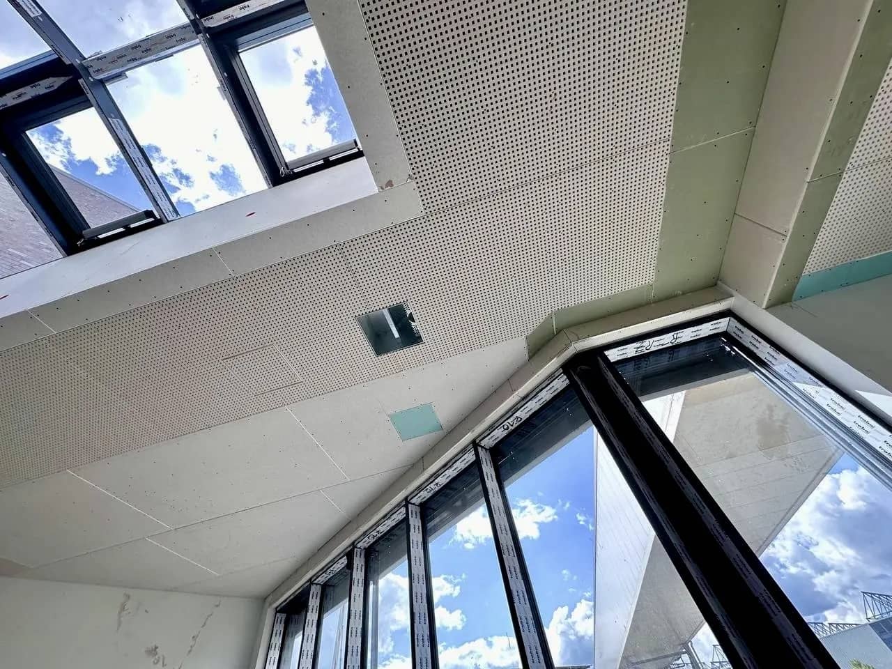 Neubau mit Akustikdecken, Titelbild