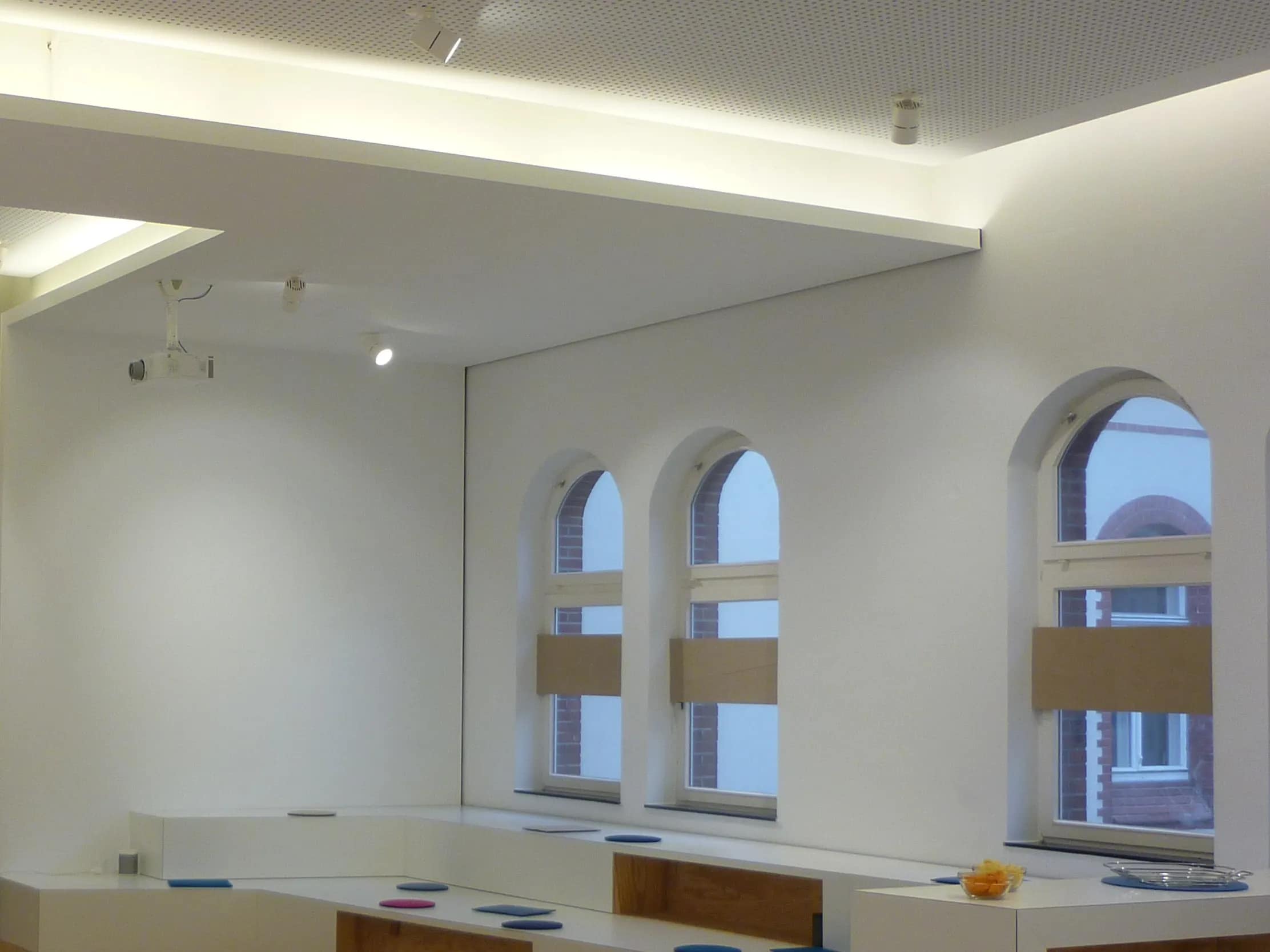 Dunkle Decke mit Einbaustrahlern in einer neuen Filiale