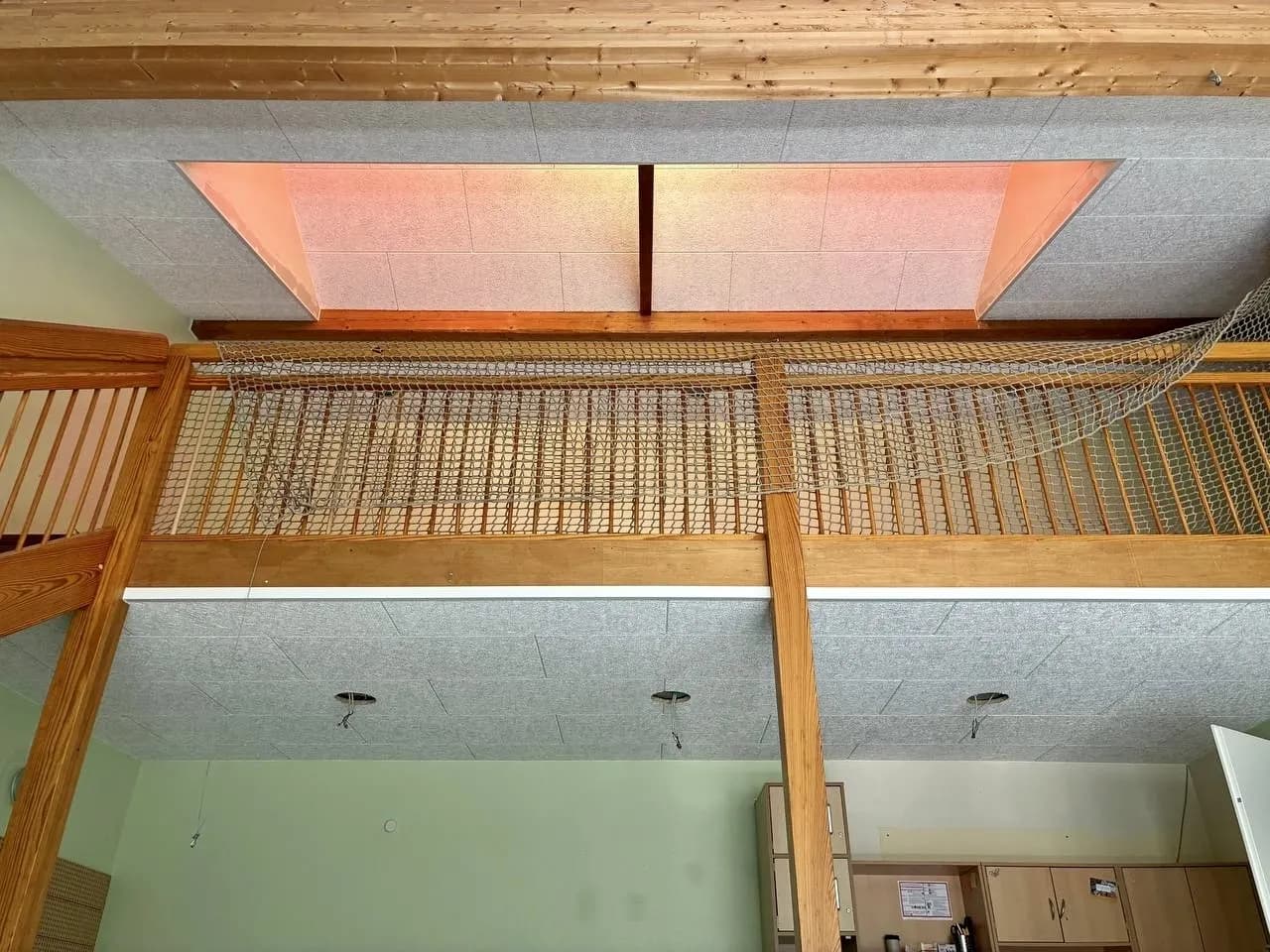 Kindergarten: Akustikdecke unter dem Dach, Foto 1 von 6